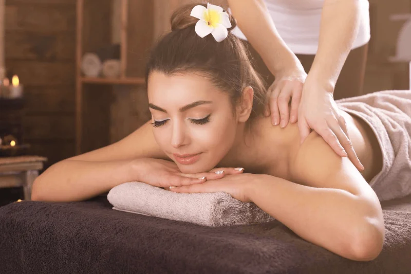 Kỹ thuật massage trị liệu vai g&aacute;y H&agrave; Nội dứt điểm đau nhức