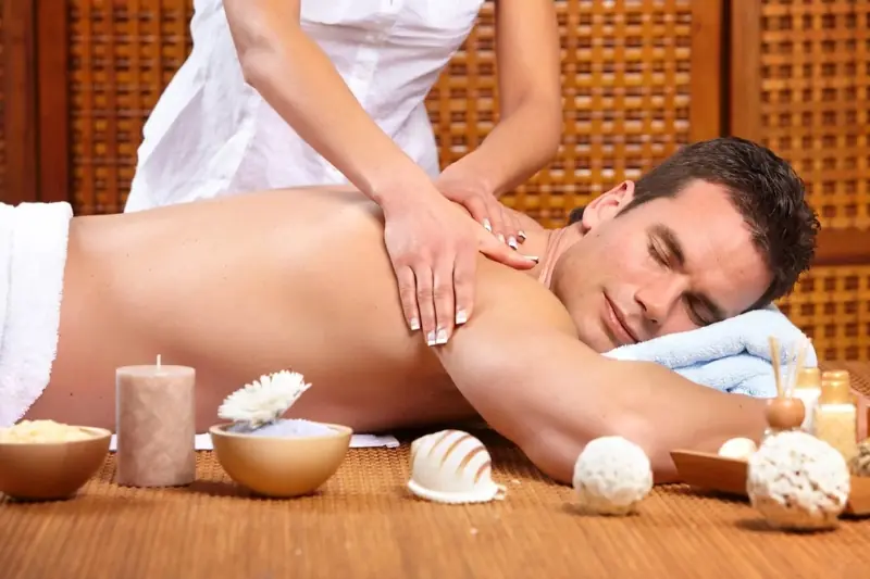 Kỹ thuật vi&ecirc;n massage body cho nam