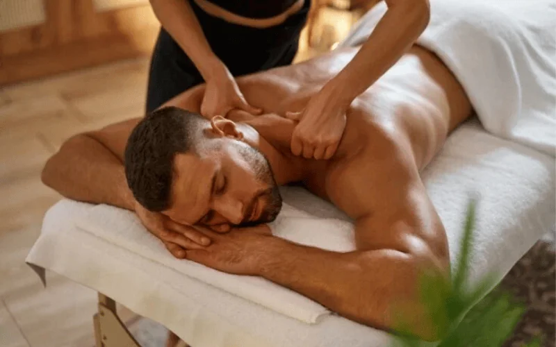 kỹ thuật vi&ecirc;n massage tại nh&agrave; Đống Đa phục vụ tận t&acirc;m