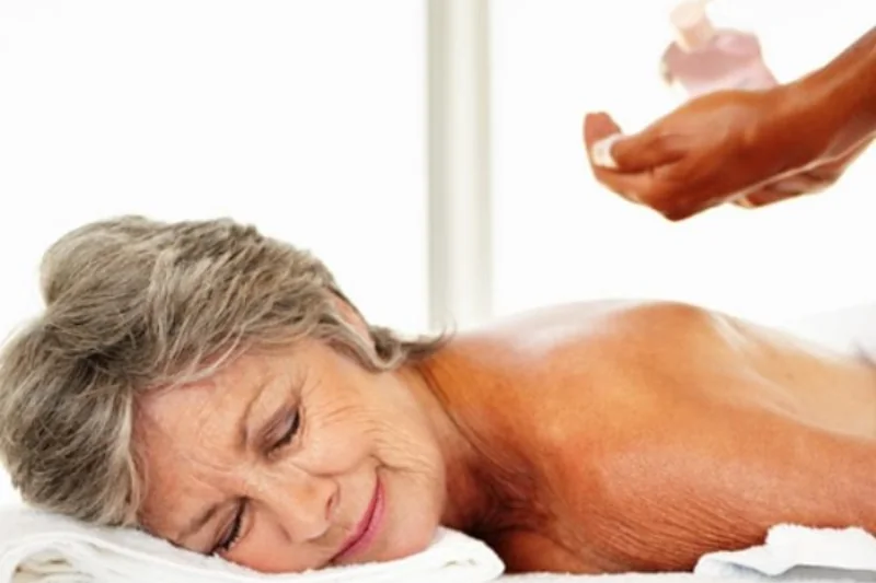 massage cho người gi&agrave; tận nơi