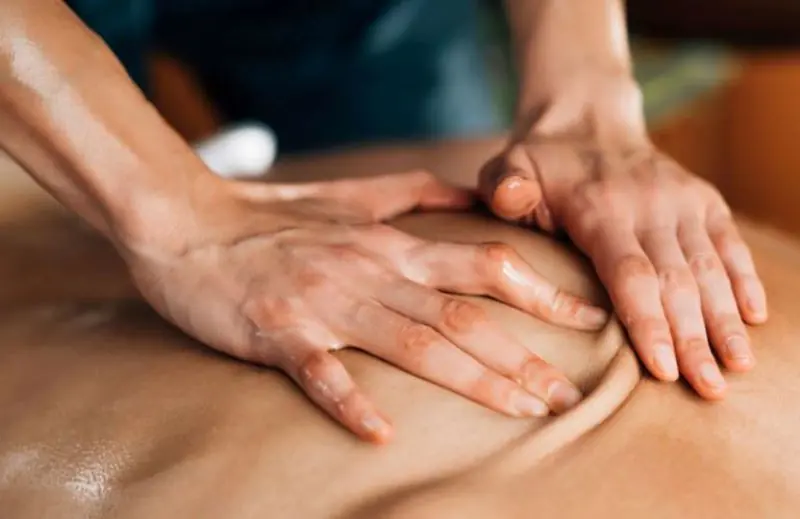 massage tại nhà quận 10 cho người già giúp ngủ ngon