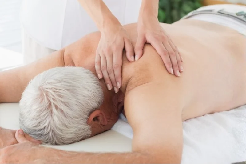 Kỹ thuật viên thực hiện massage thư giãn tại nhà giá rẻ
